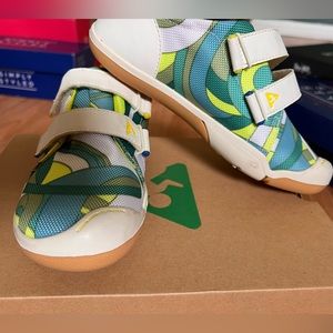 “Play” kids shoes unisex size 2